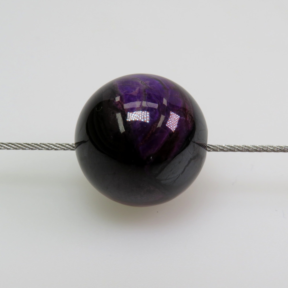 Sugilith Kugel gebohrt (3 mm Bohrung)